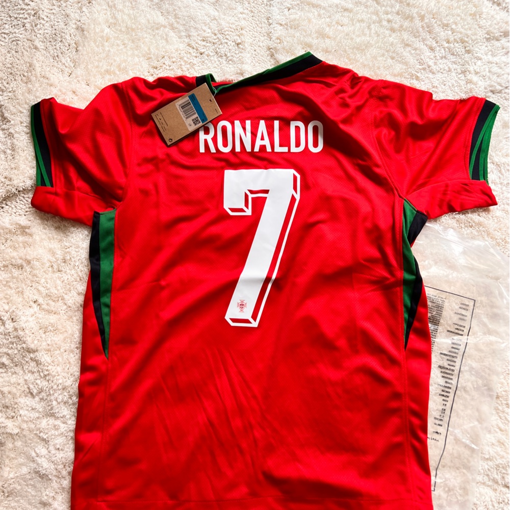 NWT Mens M Ronaldo Jersey